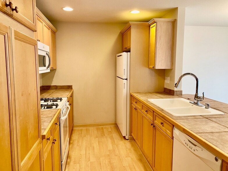 Primary Photo - Beautiful Condo Within Walking Distance of Downtown Redmond!!