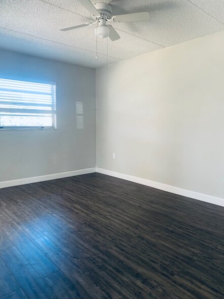 Building Photo - 6525 Deeb St