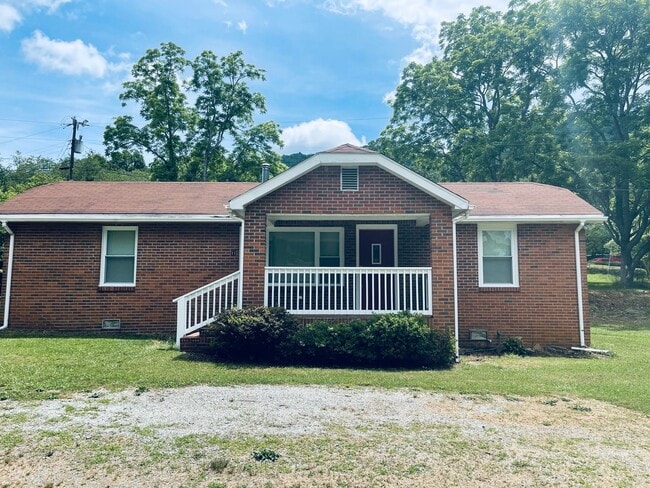 Building Photo - Charming 2-Bedroom in Candler with Large Y...