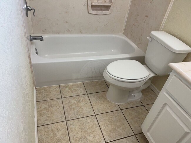 Building Photo - 2733 Phyllis Dr