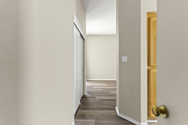 Building Photo - 10621 Tivoli Ct