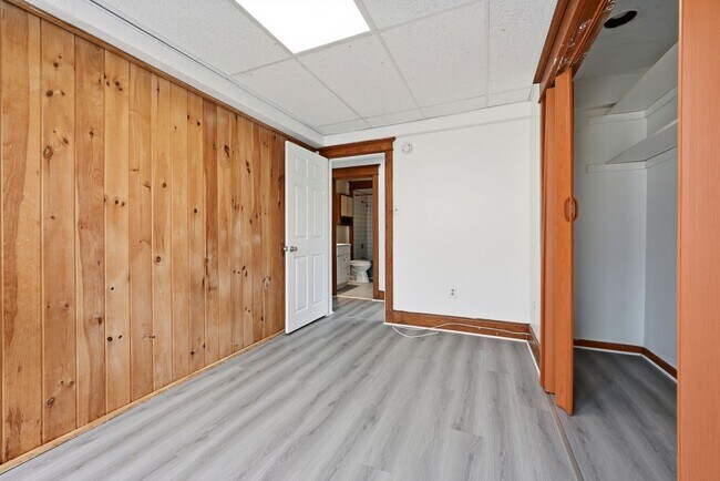 Building Photo - 348 N 6th St
