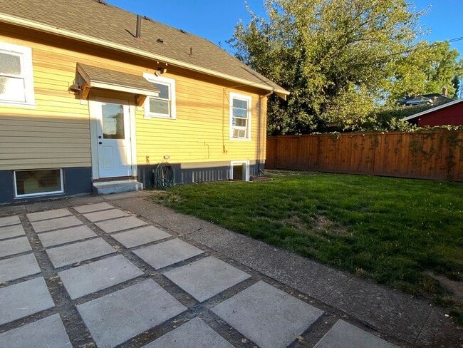 Building Photo - Gorgeous, remodeled 1925 Bungalow 4 bed 2 bath home
