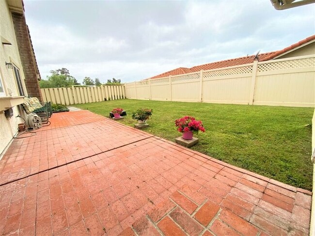 Building Photo - 3BR 3BA home, located in beautiful Solana Beach! Spacious layout with lush landscape