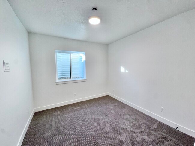 Building Photo - 1436 E 820 N