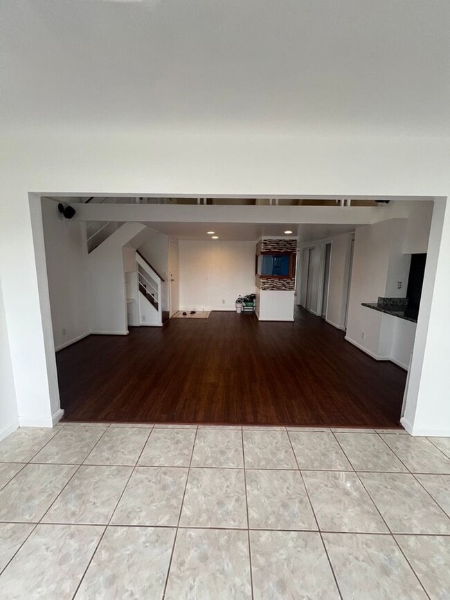 Building Photo - Loft, 2 Bedrooms, Split Townhouse, AC, 2 Parking