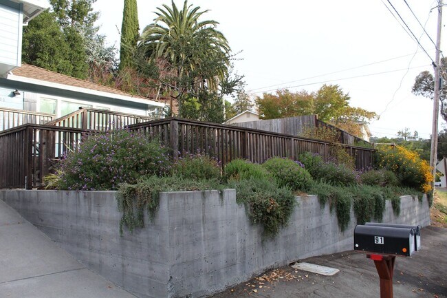 Building Photo - West Crescent Drive