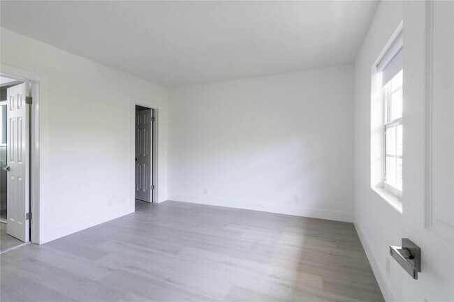 Building Photo - 2424 SE 17th St