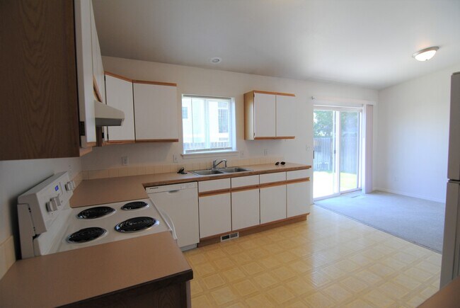 Building Photo - 1386 Brown St