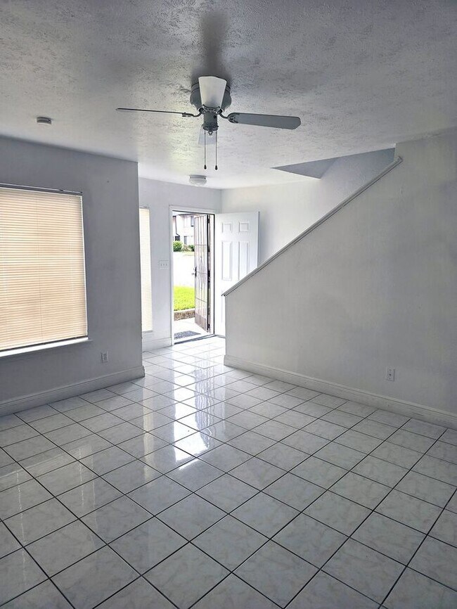 Building Photo - Large Two bedrooms with a cover patio