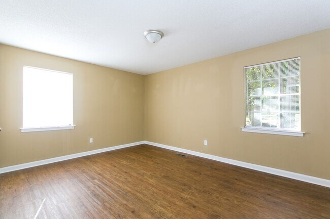 Building Photo - Massive Renovated 5BR/3BA Home with Baseme...
