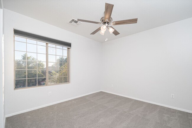 Building Photo - 4 bed, 2.5 bath, 2,251 sqft