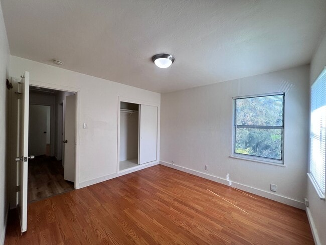 Building Photo - SPACIOUS 2 BEDROOM/1 BATH AVAILABLE IN HAYWARD CA !!!!