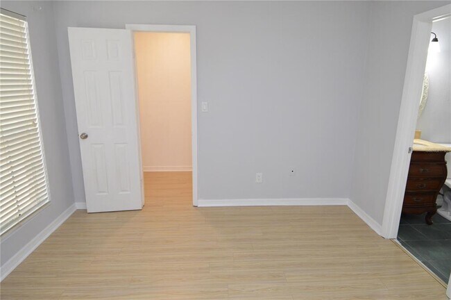 Building Photo - 8613 Mallard Reserve Dr