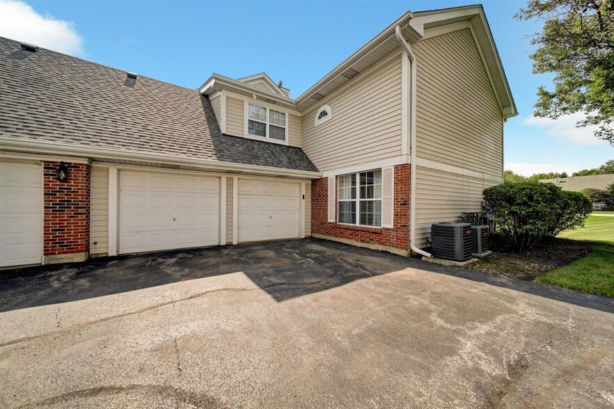 Building Photo - 5S530 Scots Dr