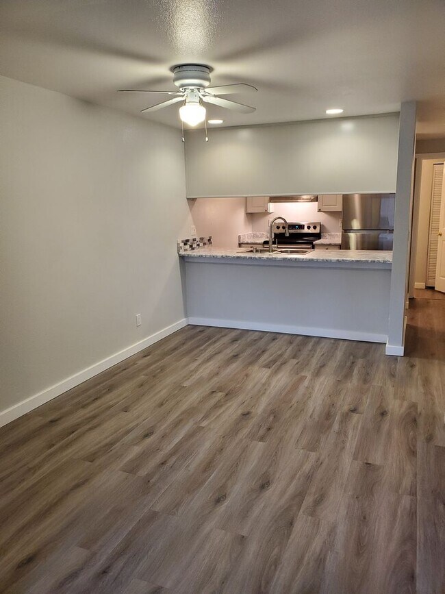 Building Photo - Cute 2 Bedroom 1 bath apartment in the heart of Silverdae