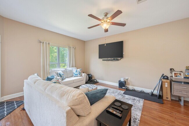 Building Photo - 406 Arbor Lake Dr