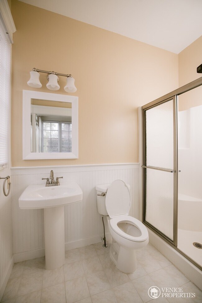 Building Photo - Completely Renovated Home--One block off o...