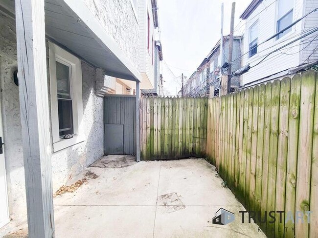 Building Photo - 3 bedroom/2 bath House in Brewerytown, Phi...