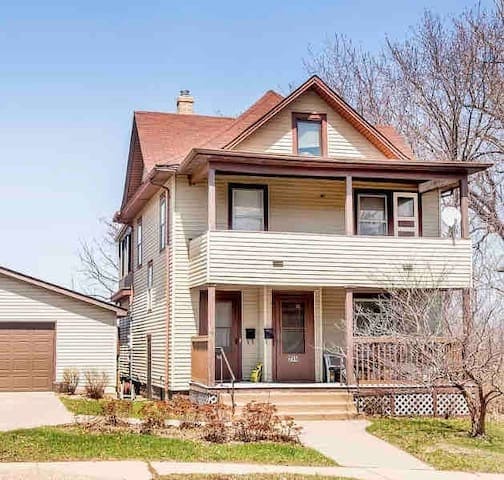 Building Photo - 205 George St W