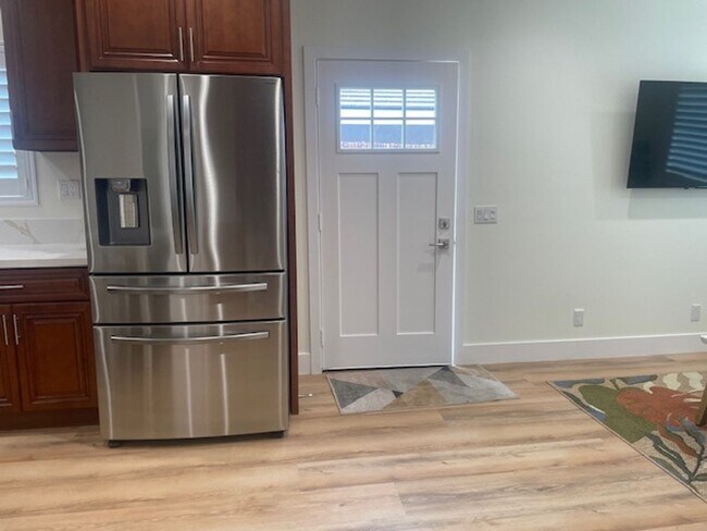 Building Photo - Beautifully Furnished 1 Bdrm 1 Bath House ...