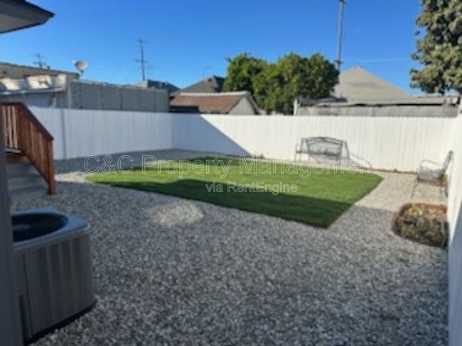 Building Photo - 1519 W 22nd Pl