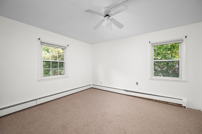 Building Photo - 4-bedroom, 2-bathroom home located in the ...