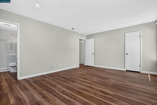 Building Photo - 121 Violet Rd