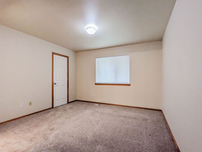 Building Photo - **Move-In Special** Spacious 3 bed, 2 bath...