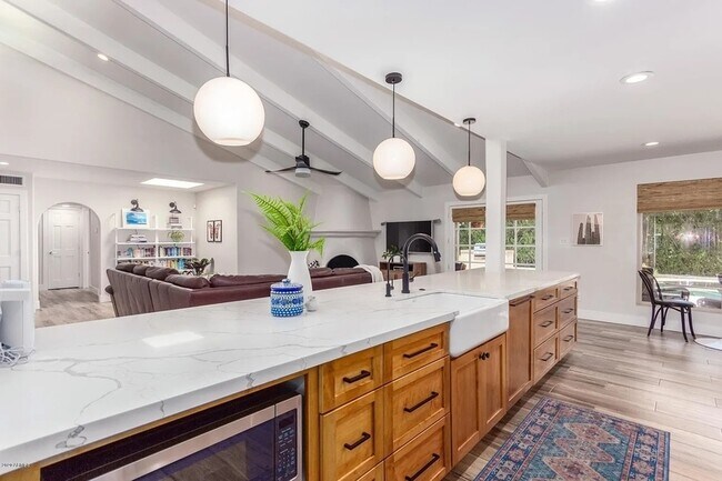 Building Photo - 8070 E Vía Bonita