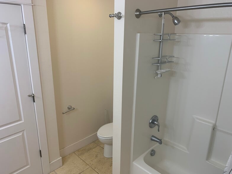 master bath - 2569 N County Road 29