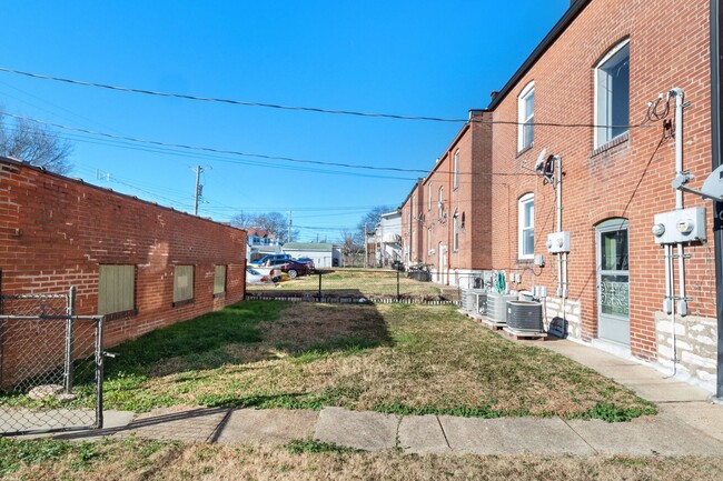 Building Photo - Meryl Approved Avenue