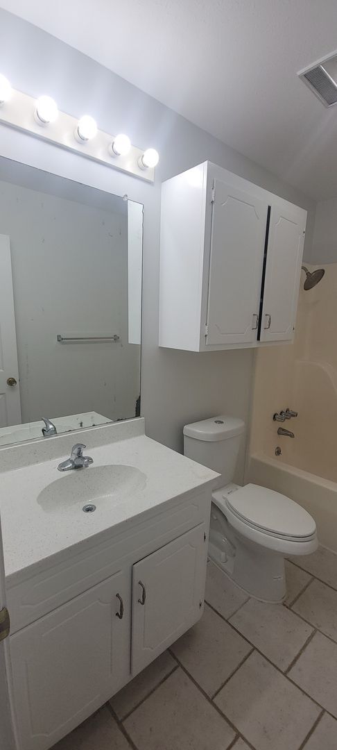 Building Photo - Beautiful 3 bedroom/2 bath with fireplace and huge covered back patio!