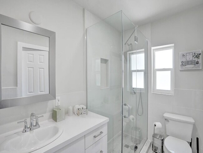 Building Photo - 906 N Riverside Dr