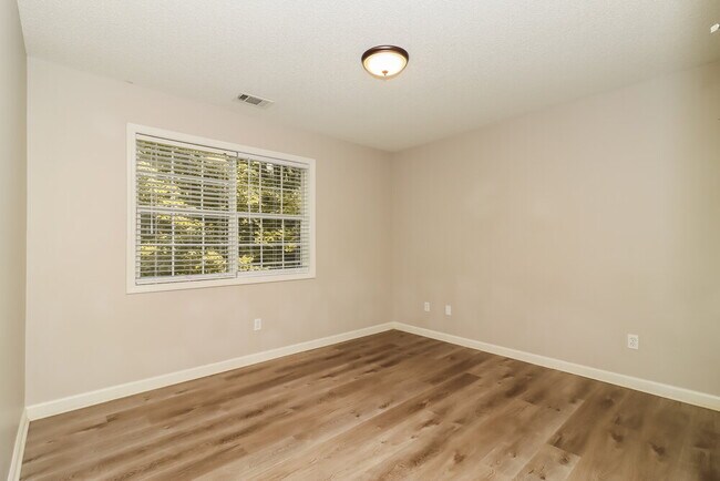 Building Photo - 1042 Whispering Woods Dr