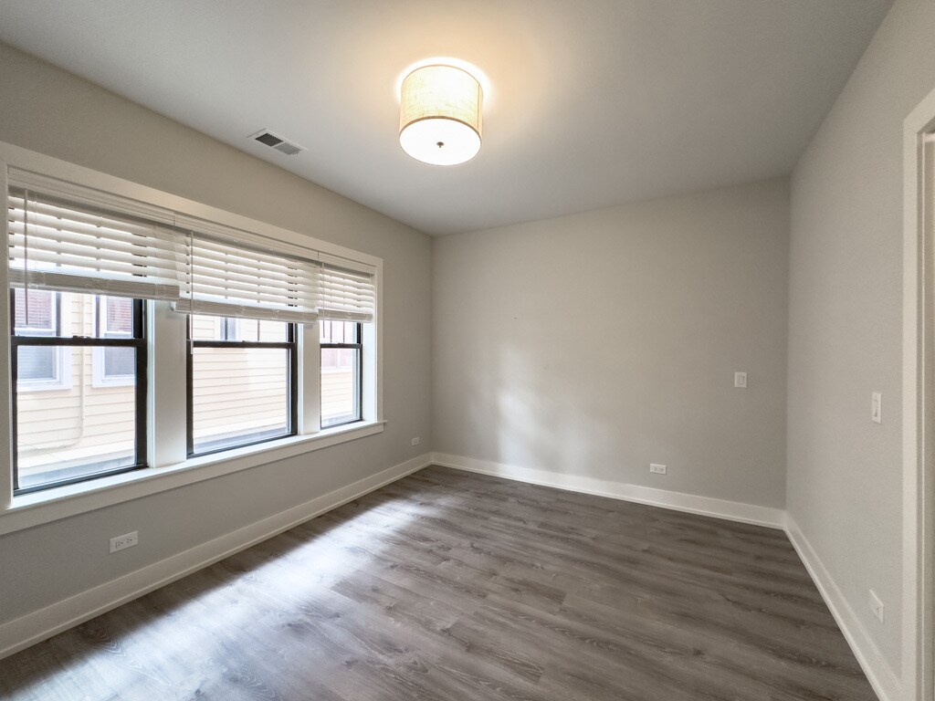 Building Photo - 913 Maple Ave