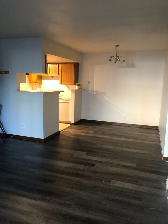 Building Photo - Spacious 2-bedroom Condo-Ground level!