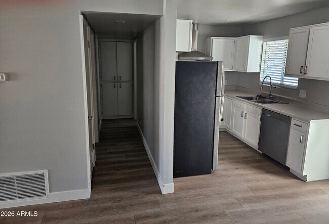 Building Photo - 521 W Maryland Ave