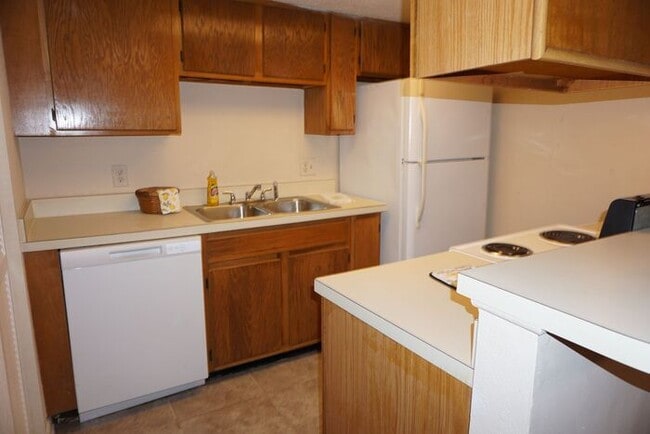 Building Photo - 2 bedroom townhome near NAS