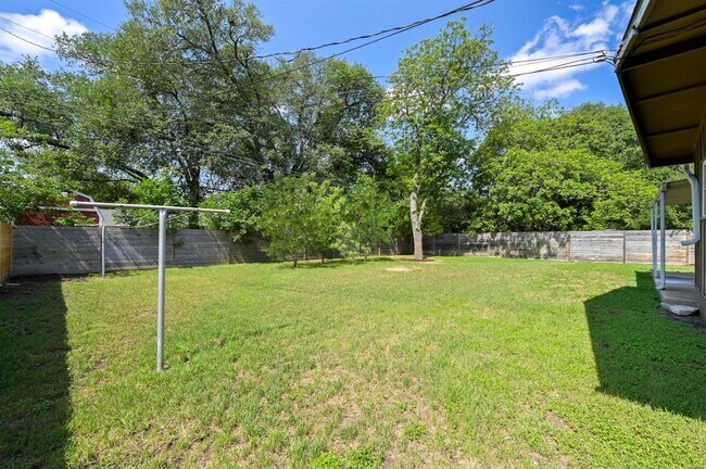 Building Photo - 1607 Glencrest Dr