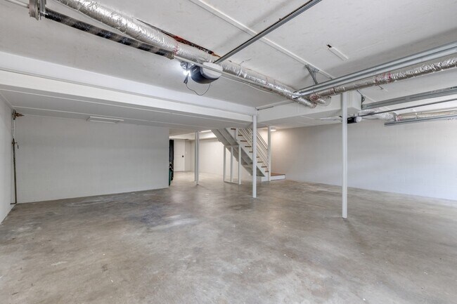 Building Photo - 1243 Saxon Dr