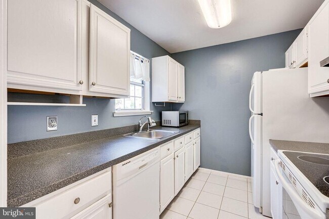 Building Photo - 2374 Hunters Square Ct