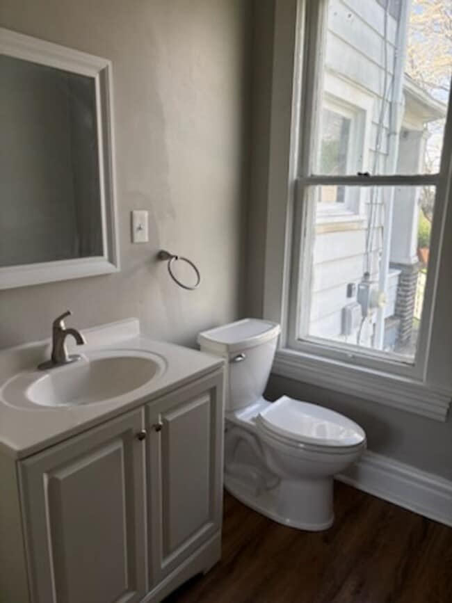 Building Photo - 515 Wallis Ave