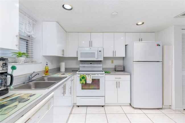 Building Photo - 17801 N Bay Rd