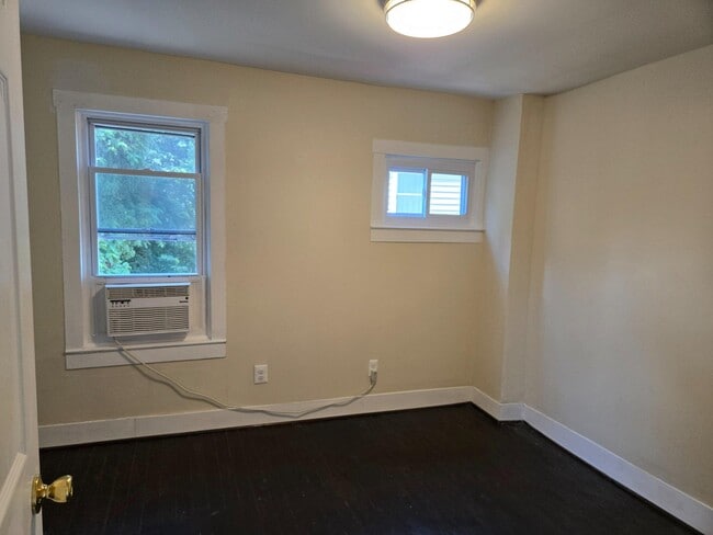 Building Photo - 24 E Pall Mall St