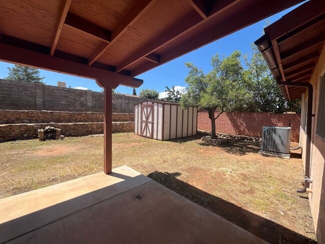 Building Photo - Spacious 3 bedroom with den.