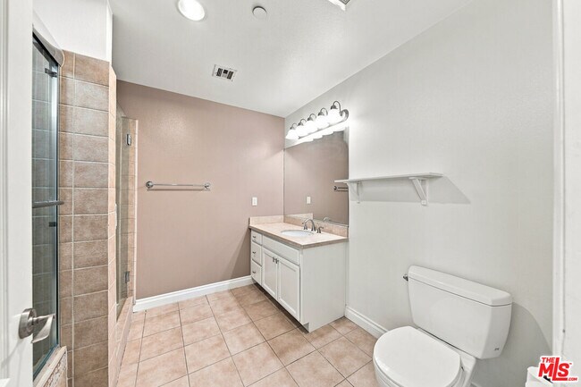 Building Photo - 956 S Wilton Pl