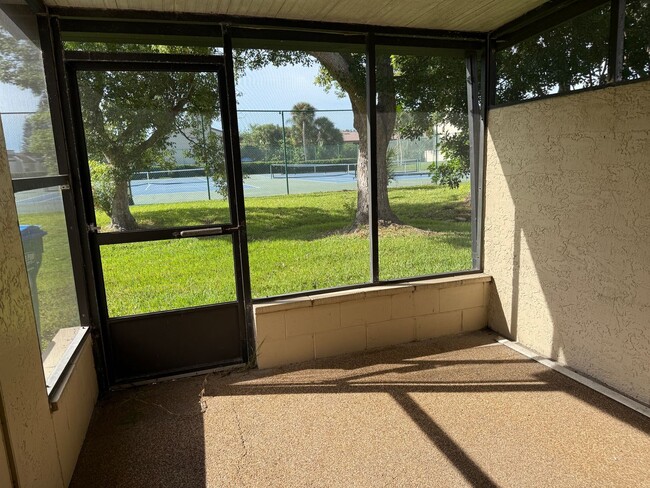 Building Photo - Serene Living at Townhomes of Lake Seminole 2/1.5 - 2 story condo