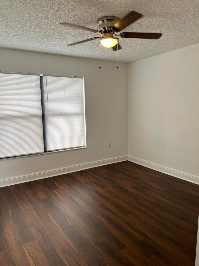 Building Photo - 1522 Lake Crystal Dr