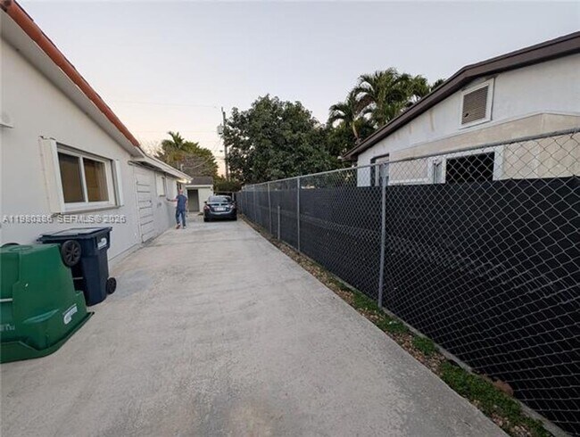 Building Photo - 1037 SW 76th Ave